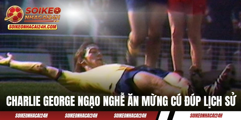Charlie George nằm ngạo nghễ ăn mừng cú đúp lịch sử